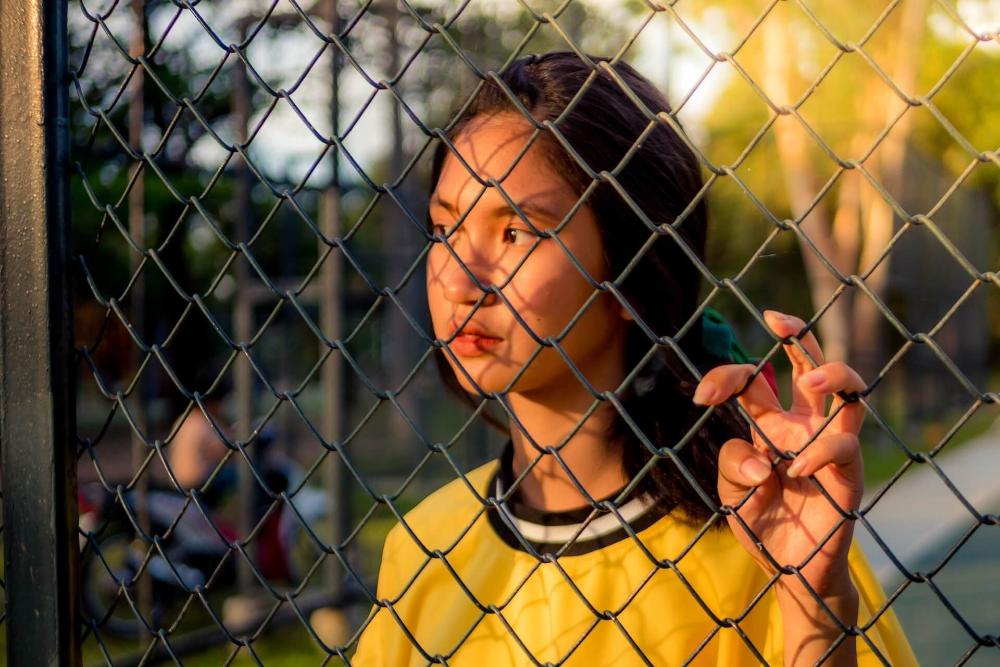 Orang tua berdiskusi dengan anak remaja di rumah