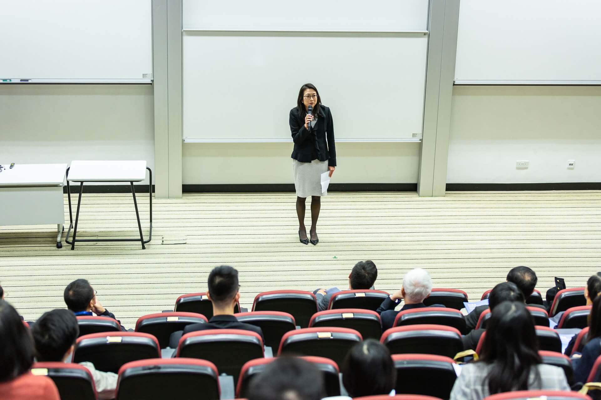 Guru lebih percaya diri di depan siswa dengan keterampilan public speaking yang baik